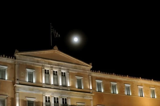 Κουκουλοφόροι βρίσκονται μπροστά από τον Αγνωστο Στρατιώτη -Φόβοι για επεισόδια (εικόνες)